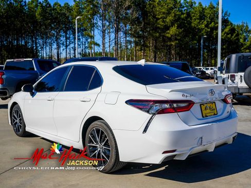 Used 2023 Toyota Camry SE image 6