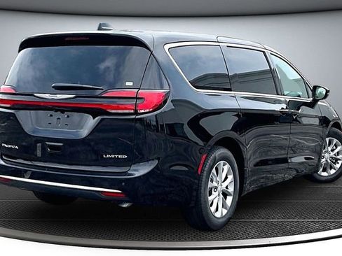 Used 2026 Chrysler Pacifica Limited FWD image 6
