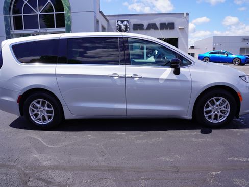Used 2024 Chrysler Pacifica Touring-L FWD image 2