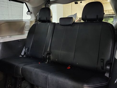 Used 2019 Toyota Sienna SE w/ SE Preferred Package image 19