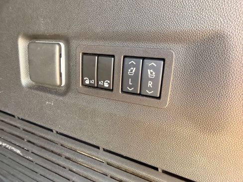 Used 2024 GMC Yukon XL Denali Ultimate AWD/4WD image 11