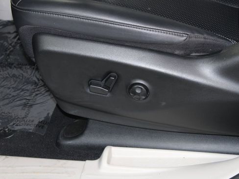 Used 2024 Chrysler Pacifica Touring-L image 19