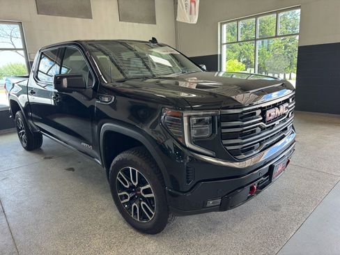 Used 2025 GMC Sierra 1500 AT4 w/ Technology Package AWD/4WD image 3