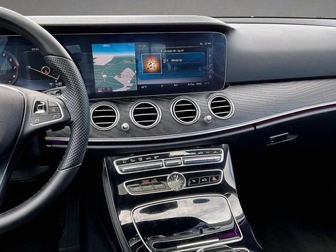 Used 2017 Mercedes-Benz E 300 4MATIC image 9