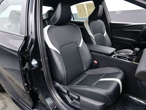 Used 2025 Toyota Camry SE image 14