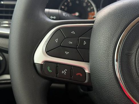 Used 2020 Jeep Renegade Latitude FWD image 23