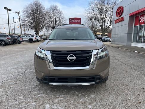 Used 2024 Nissan Pathfinder Platinum image 9