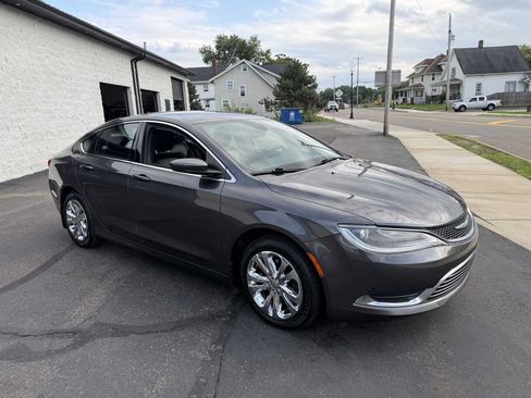 Used 2017 Chrysler 200 Limited Platinum w/ Comfort & Convenience Group FWD image 6