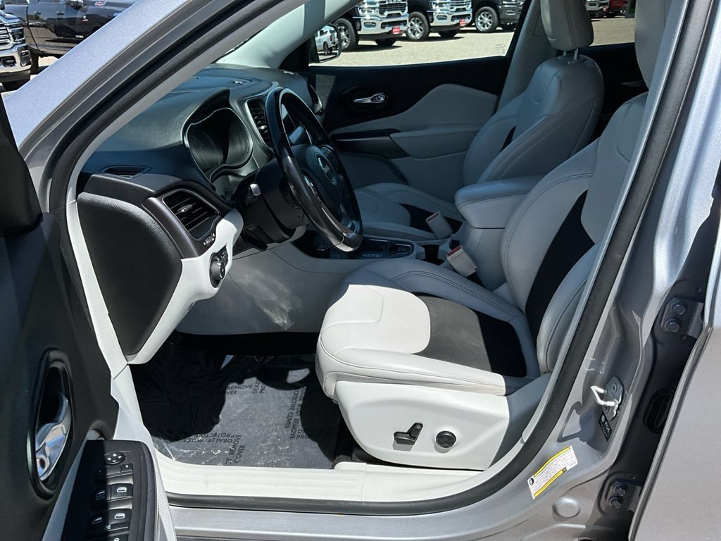 Used 2021 Jeep Cherokee Latitude Plus AWD/4WD image 17