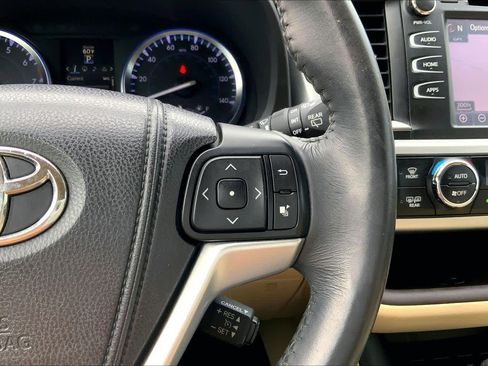 Used 2014 Toyota Highlander XLE AWD/4WD image 25