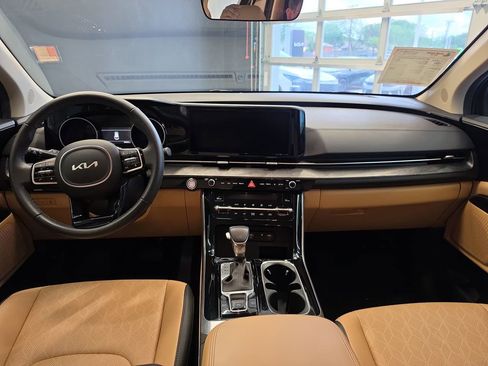 Used 2024 Kia Carnival EX FWD image 18