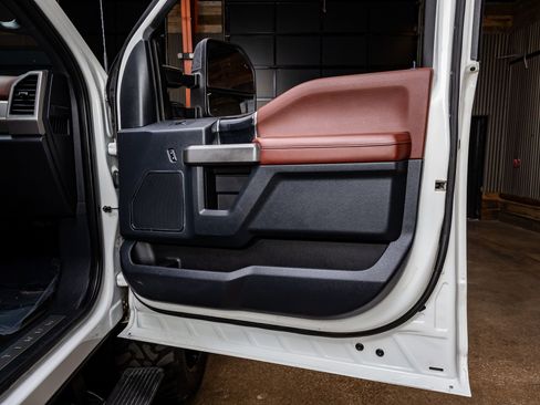 Used 2022 Ford F250 Platinum w/ FX4 Off-Road Package image 37