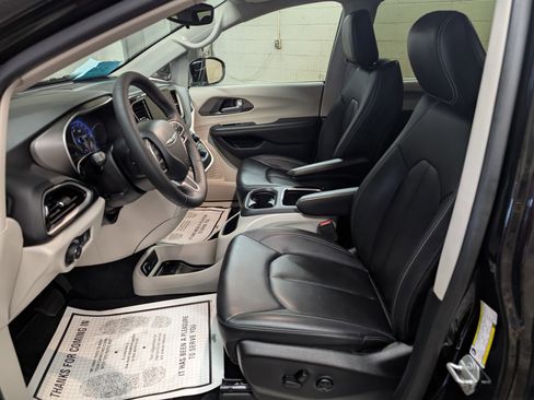 Used 2024 Chrysler Pacifica Touring-L image 24