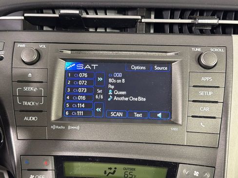 Used 2014 Toyota Prius Three image 28