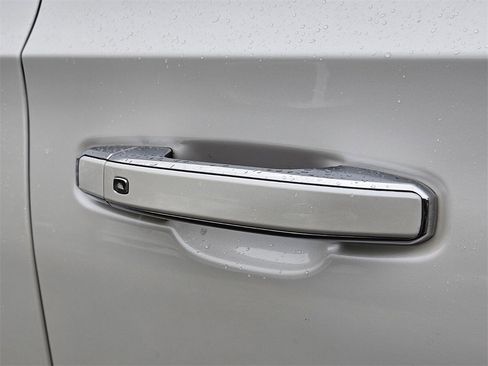 Used 2022 GMC Yukon SLT w/ SLT Premium Package image 9