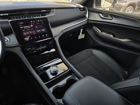 New 2025 Jeep Grand Cherokee L Laredo image 17