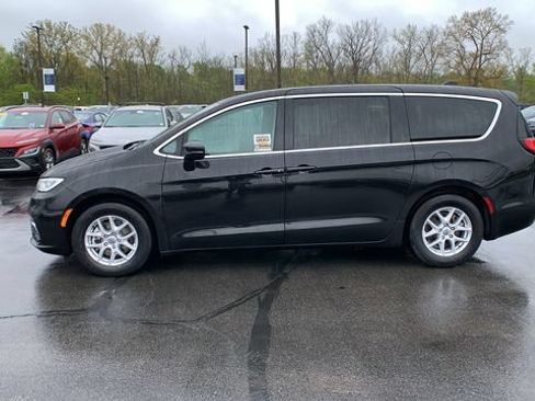 Used 2023 Chrysler Pacifica Touring-L FWD image 2