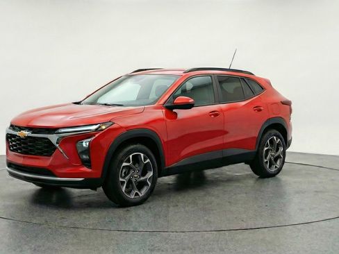 Used 2025 Chevrolet Trax LT image 2