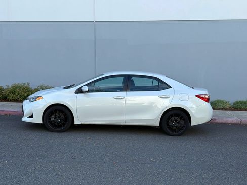 Used 2018 Toyota Corolla LE w/ Carpet Mat Package (TMS) FWD image 3