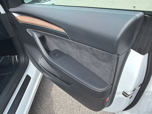 Used 2023 Tesla Model 3 Standard Range image 19