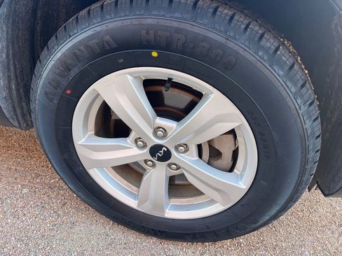 Used 2023 Kia Sorento LX image 9