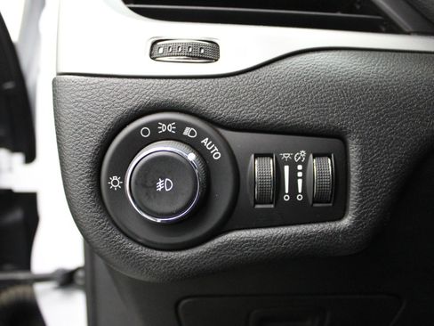 Used 2018 Jeep Cherokee Latitude Plus FWD image 16