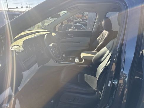 Used 2023 Kia Carnival EX image 17