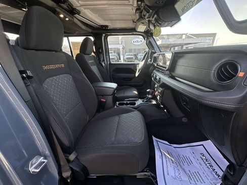 Used 2025 Jeep Gladiator Mojave w/ Convenience Group image 24