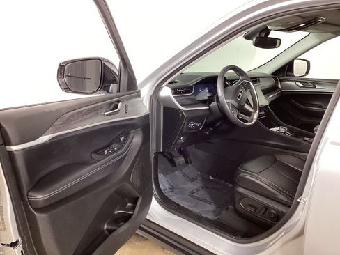Used 2024 Jeep Grand Cherokee L Limited w/ Black Appearance Package AWD/4WD image 9