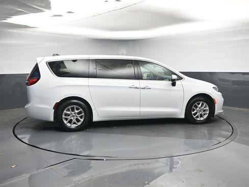 Used 2023 Chrysler Pacifica Touring-L image 6