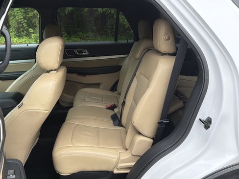 Used 2016 Ford Explorer XLT w/ Equipment Group 202A FWD image 5