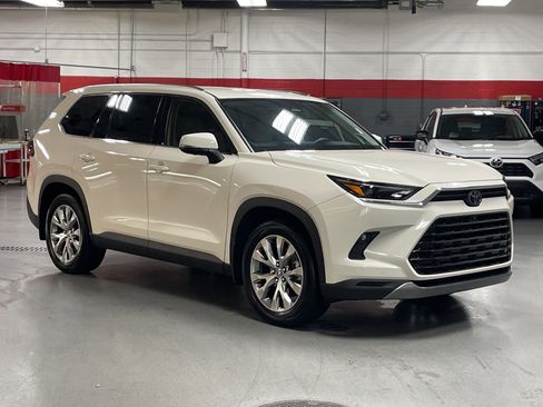 Used 2024 Toyota Grand Highlander Limited image 3