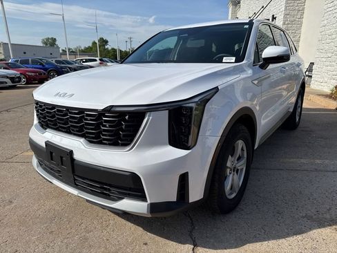 Used 2025 Kia Sorento LX FWD image 3
