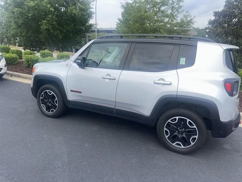 Used 2017 Jeep Renegade Trailhawk w/ Premium Trailhawk Package AWD/4WD image 2