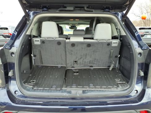 Used 2022 Toyota Highlander XLE image 11