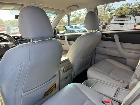 Used 2013 Toyota Highlander Plus image 26