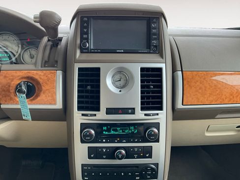 Used 2009 Chrysler Town & Country Limited w/ Entertainment Group #3 image 12
