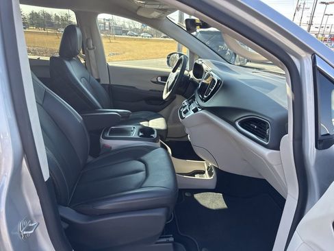 Used 2024 Chrysler Pacifica Touring-L image 49