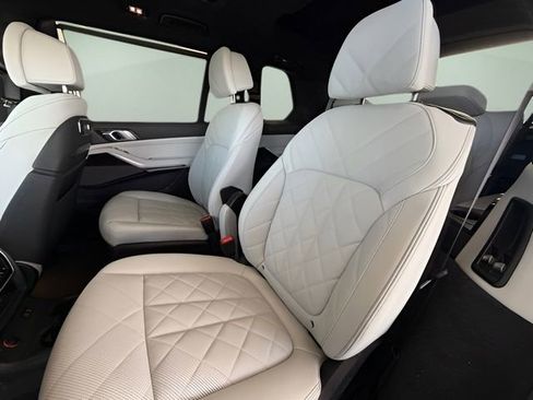 Used 2024 BMW X7 xDrive40i w/ Premium Package image 32