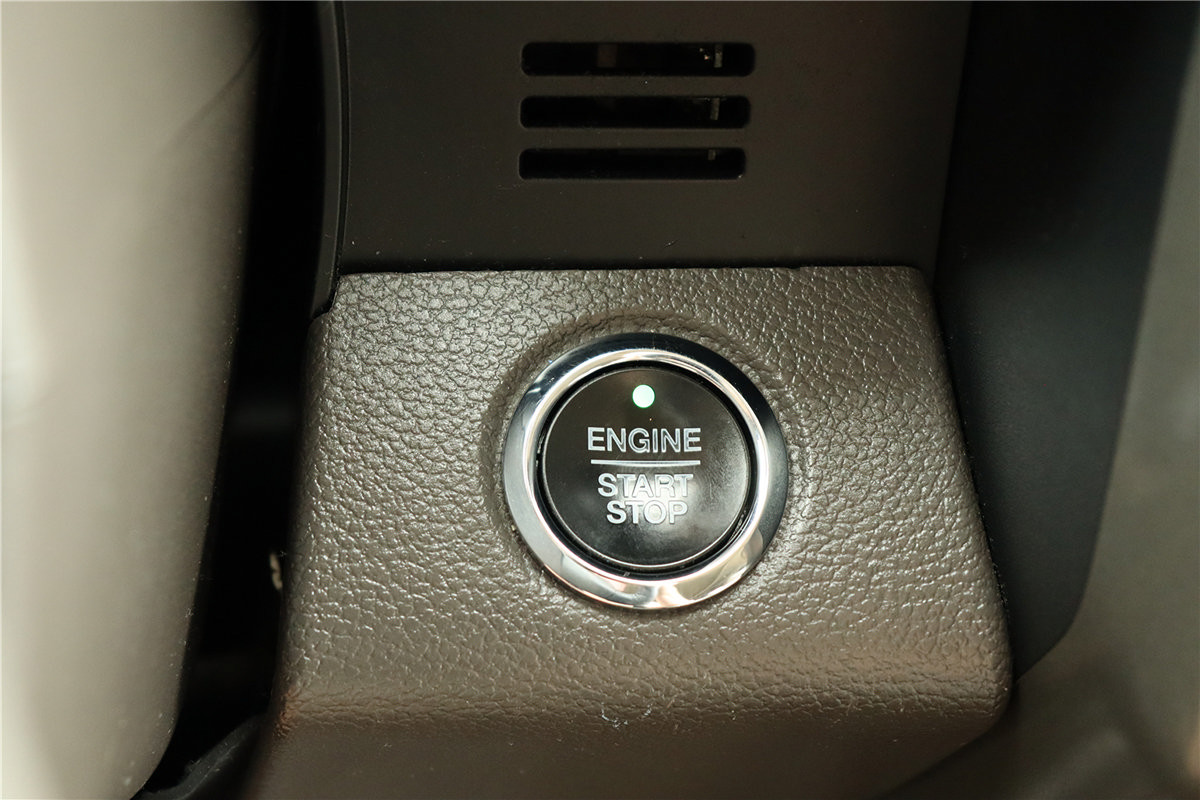 Used 2020 Ford Expedition XLT w/ Equipment Group 202A AWD/4WD image 41