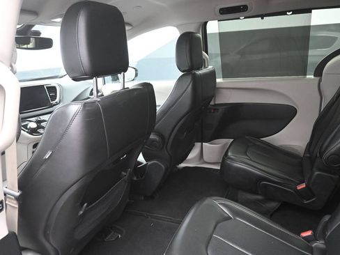Used 2024 Chrysler Pacifica Touring-L FWD image 24
