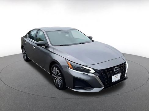 Used 2025 Nissan Altima 2.5 SV image 3