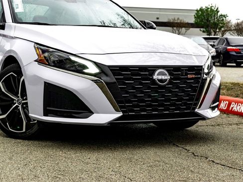 Used 2025 Nissan Altima 2.5 SR image 3