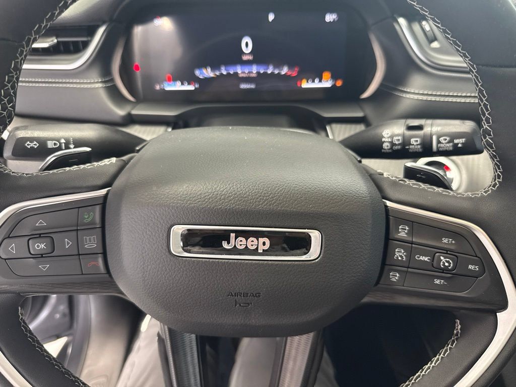 Used 2025 Jeep Grand Cherokee Altitude AWD/4WD image 20