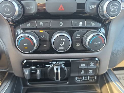 Used 2022 RAM 1500 Laramie AWD/4WD image 17