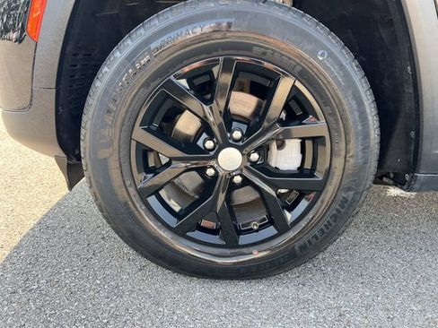 Used 2023 Jeep Grand Cherokee Limited AWD/4WD image 9