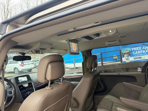 Used 2012 Chrysler Town & Country Touring-L w/ Driver Convenience Group image 13