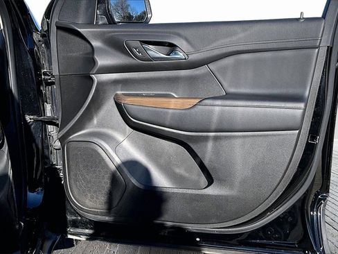 Used 2023 GMC Acadia SLE image 19