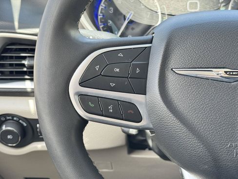 Used 2024 Chrysler Pacifica Touring-L FWD image 17