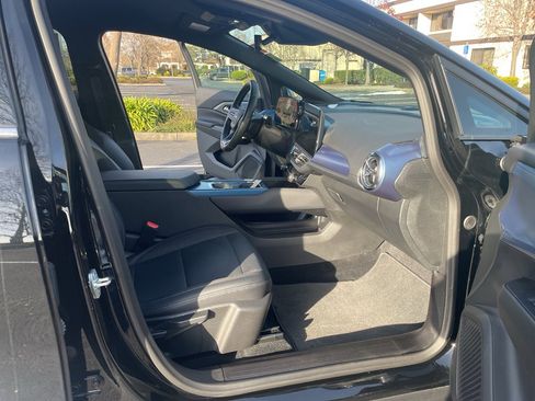 Used 2025 Chevrolet Equinox EV LT w/ Convenience Package image 43